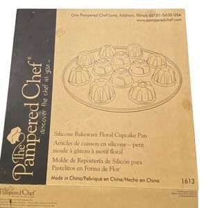 Pampered Chef Silicone Bakeware Floral Cupcake Pan, item #1613 New in Box